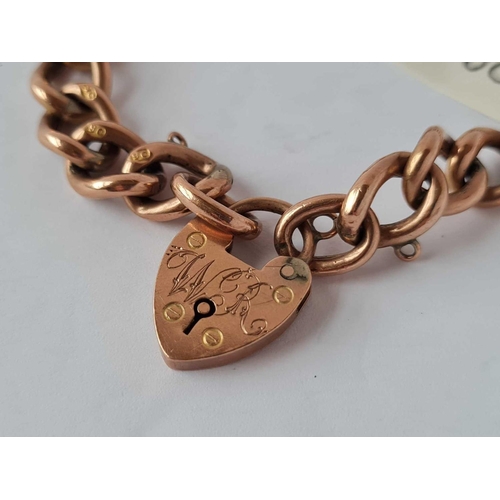 400 - A curb link bracelet with heart padlock 9ct 7 inch   10 gms