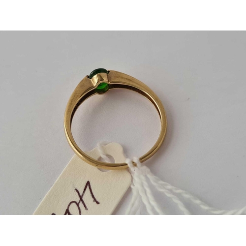 404 - An oval green stone 9ct ring size T2.6g inc