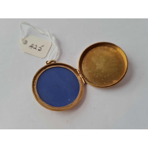 425 - A circular locket 9ct    9.1 gms