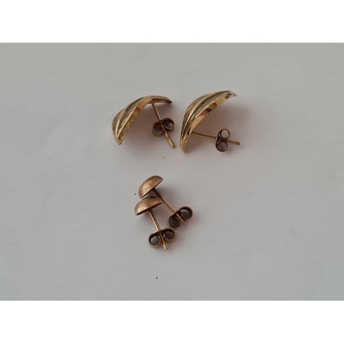 472 - Two pairs of 9ct ear studs