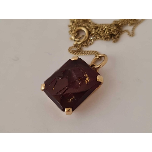 572 - A red stone 9ct mounted pendant with carved animal on 9ct fine link chain 2.3g inc