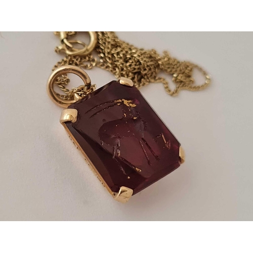 572 - A red stone 9ct mounted pendant with carved animal on 9ct fine link chain 2.3g inc