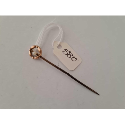 580 - A Perl set 9ct stick pin