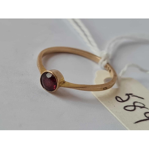 589 - A Garnet Set Ring 9ct Size W