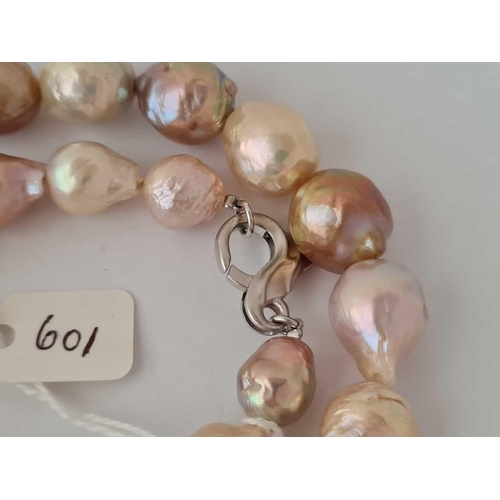 601 - A pearl necklace 18 inch