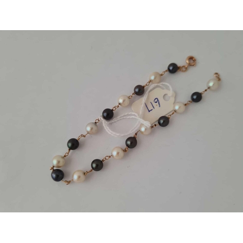 617 - A 9ct pearl bracelet 8 inch