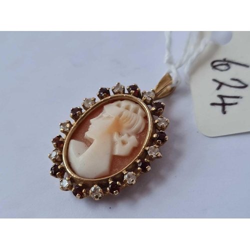 624 - A fancy cameo pendant 9ct