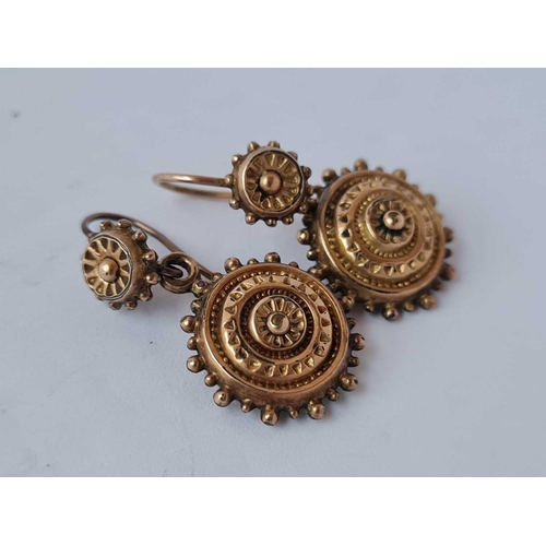 641 - A pair of embossed circular earrings in gold    2,5 gms