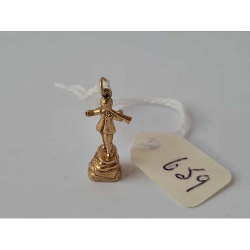 659 - A novelty charm of a boy playing a flute 9ct   2.2 gms