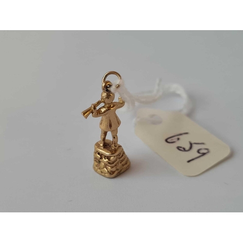 659 - A novelty charm of a boy playing a flute 9ct   2.2 gms