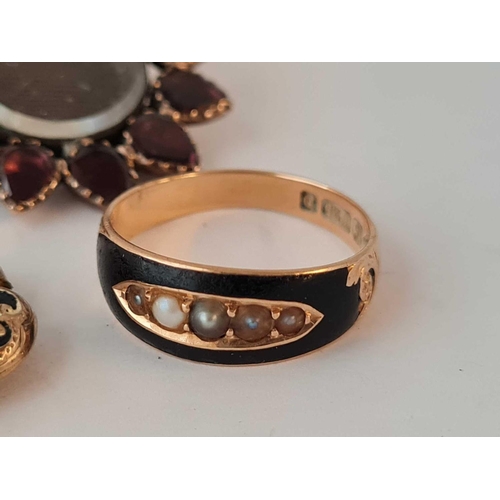 666 - A ANTIQUE MOURNING BROOCH AND AN ENAMEL EXAMPLE AND 18CT GOLD MOURNING RING SIZE M