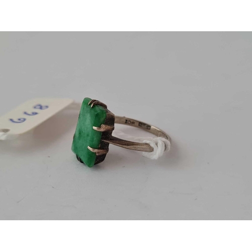 668 - A white gold jade ring 9ct size I 2 gms