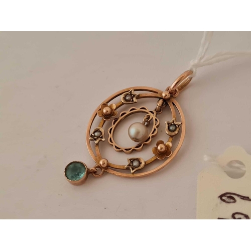 693 - A circular 9ct pendant