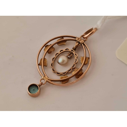 693 - A circular 9ct pendant