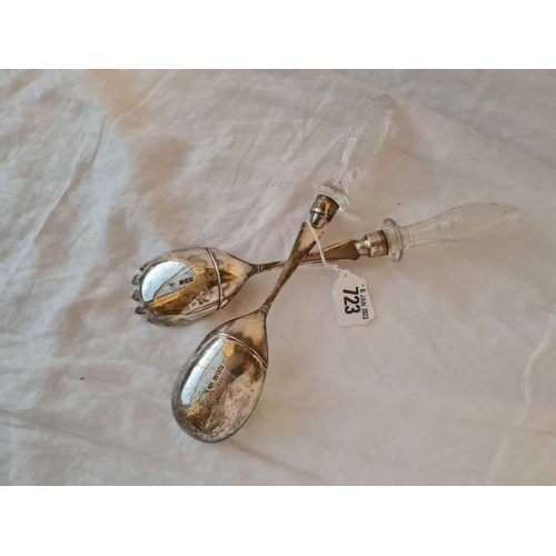 723 - A good pair of salad servers with cut glass handles, London 1911 by Gold Smiths Company