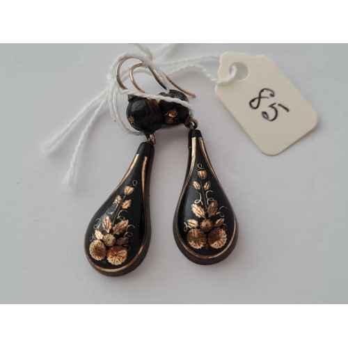 85 - A pair of pique drop earrings