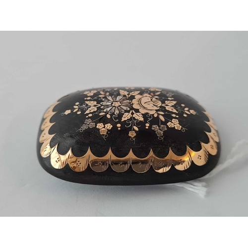 86 - A pique brooch with gold inset