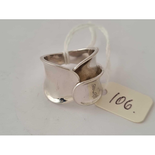 106 - A designer silver ring size Q