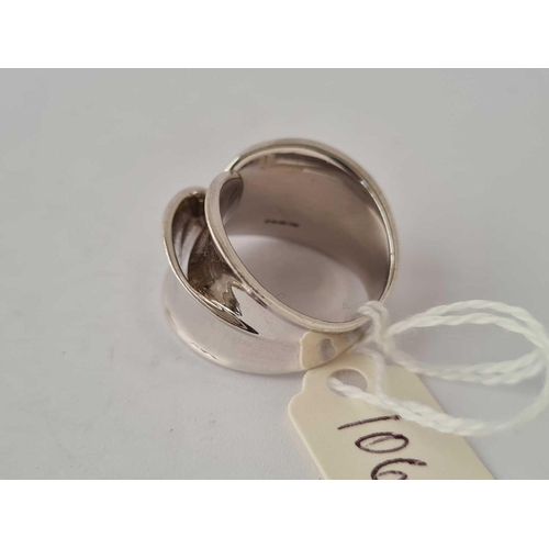 106 - A designer silver ring size Q