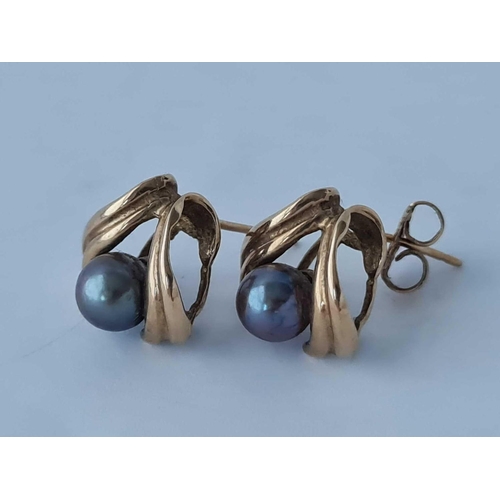 122 - A pair of gold and pearl earrings    2.2 gms