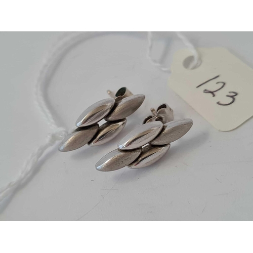 123 - A pair of 9ct white gold earrings   2.3 gms