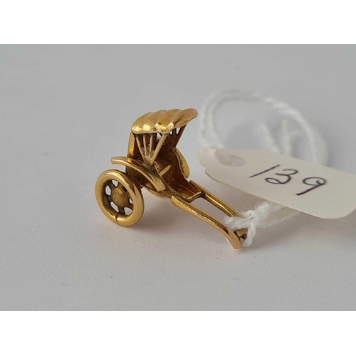 139 - A novelty charm in the form of a articulated rickshaw    2.5 gms