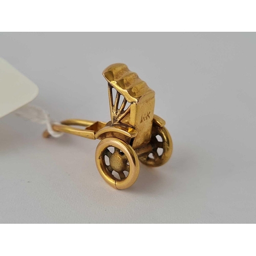 139 - A novelty charm in the form of a articulated rickshaw    2.5 gms