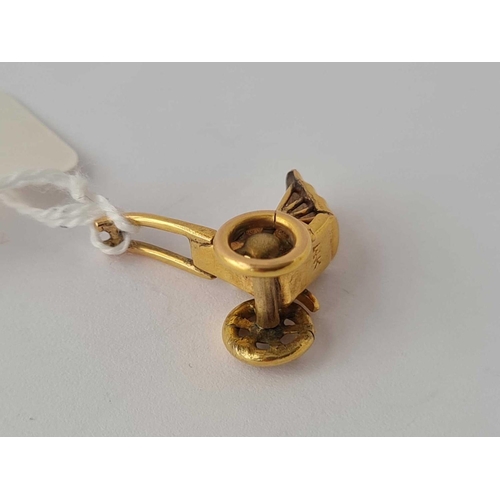 139 - A novelty charm in the form of a articulated rickshaw    2.5 gms