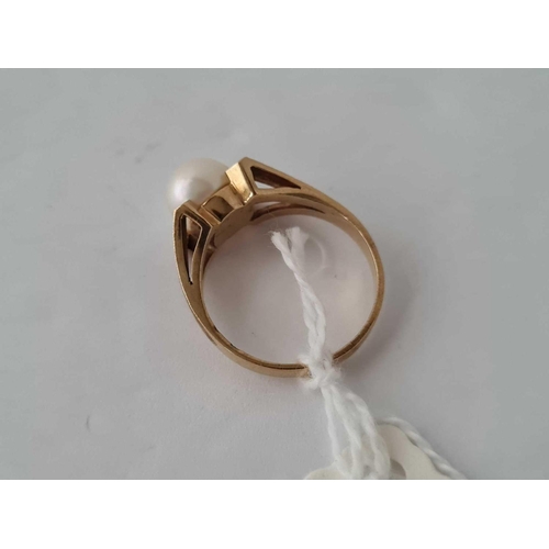 148 - A peal ring with bifurcated set shoulders 9ct Size M