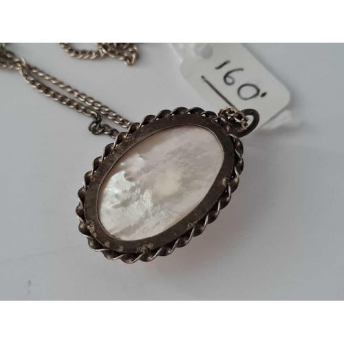 160 - A MOP oval pendant necklace