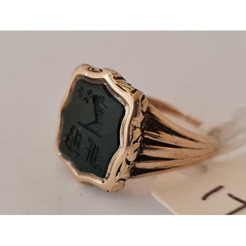 174 - ANTIQUE VICTORIAN GOLD CARVED SIGNET RING, BLOODSTONE SET WITH INTAGLIO DEPICTING AN ARM & HAND HOLD... 