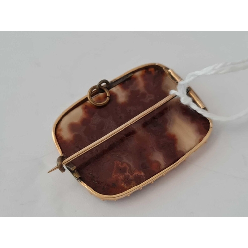 189 - A antique gold polished agate brooch