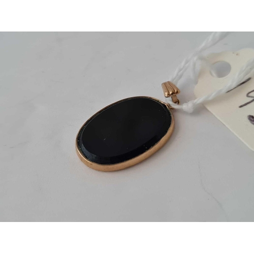 195 - A onyx oval pendant 9ct