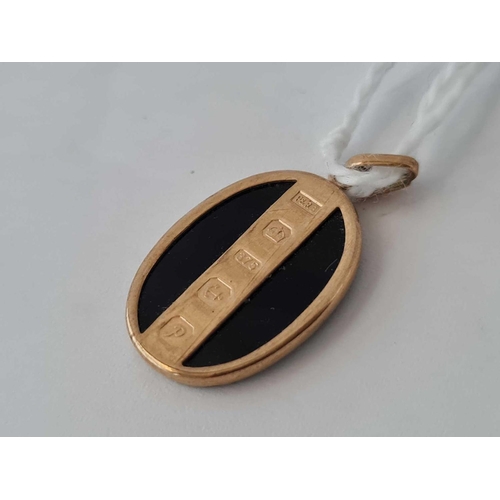 195 - A onyx oval pendant 9ct