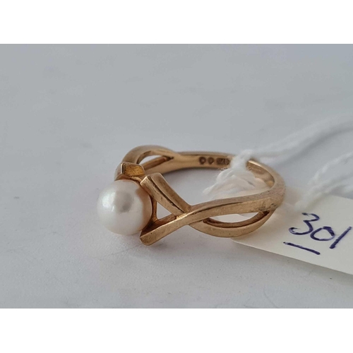 301 - A single pearl set 9ct ring size M3.6g inc