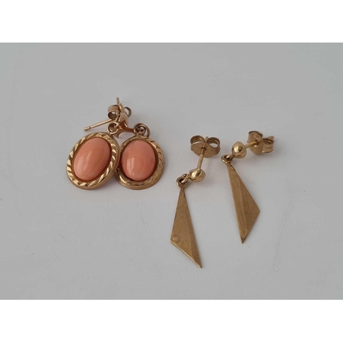 335 - Two pairs of earrings 9ct