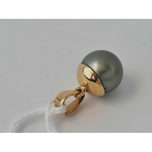 50 - A Gray pearl pendant 18ct gold