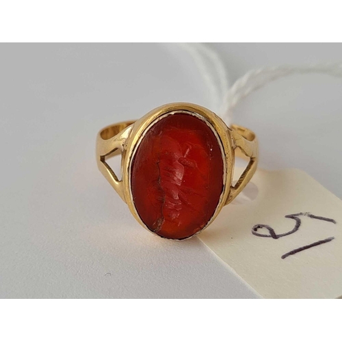 51 - A VICTORIAN B'HAM 1895 RING SET WITH HARD STONE BULL INTAGLIO 18CT GOLD SIZE J