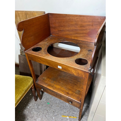 1716 - A Georgian mahogany tray top wash stand