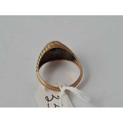 33 - An onyx signet ring in 9ct size V 5.1g