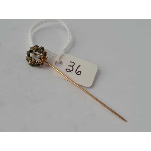 36 - A gold emerald & pearl stick pin