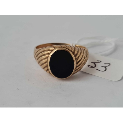 33 - An onyx signet ring in 9ct size V 5.1g