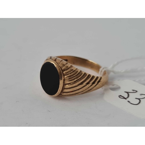 33 - An onyx signet ring in 9ct size V 5.1g