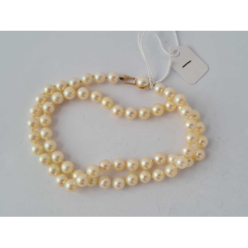 1 - A pleasing pearl necklace with 9ct clasp