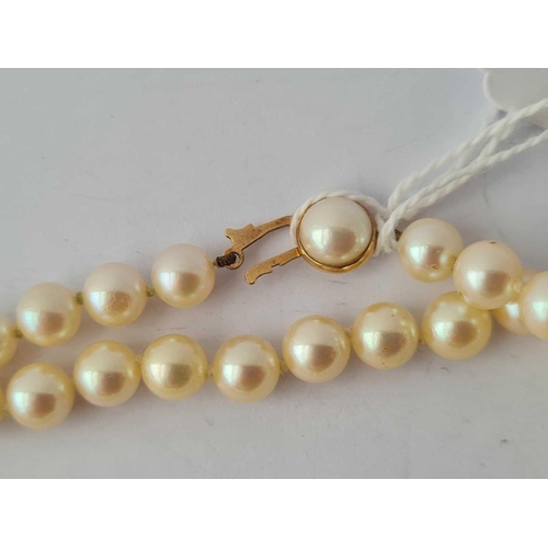 1 - A pleasing pearl necklace with 9ct clasp