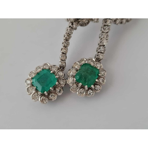 100 - A VERY ATTRACTIVE PAIR OF EMERALD AND DIAMOND DROP EARRINGS