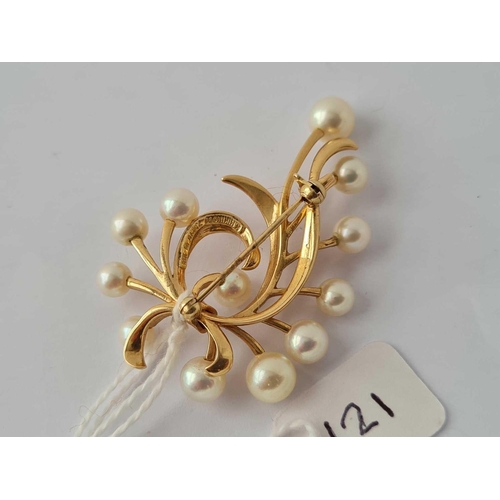 121 - Mikimoto 14ct pearl mounted abstract brooch, signed �K. Mikimoto, Tokyo
14ct�, 48 x 33mm