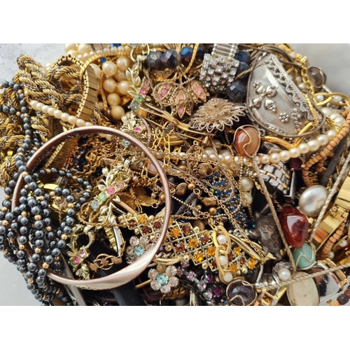 162 - Very large tub of old costume jewellery