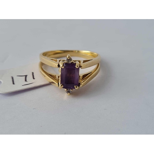 171 - A REVERSIBLE 14CT GOLD RING diamonds one side amethyst the other size O 4.4g inc