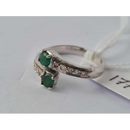 177 - An emerald & diamond 18ct white gold cross over ring size P � 2.6g inc